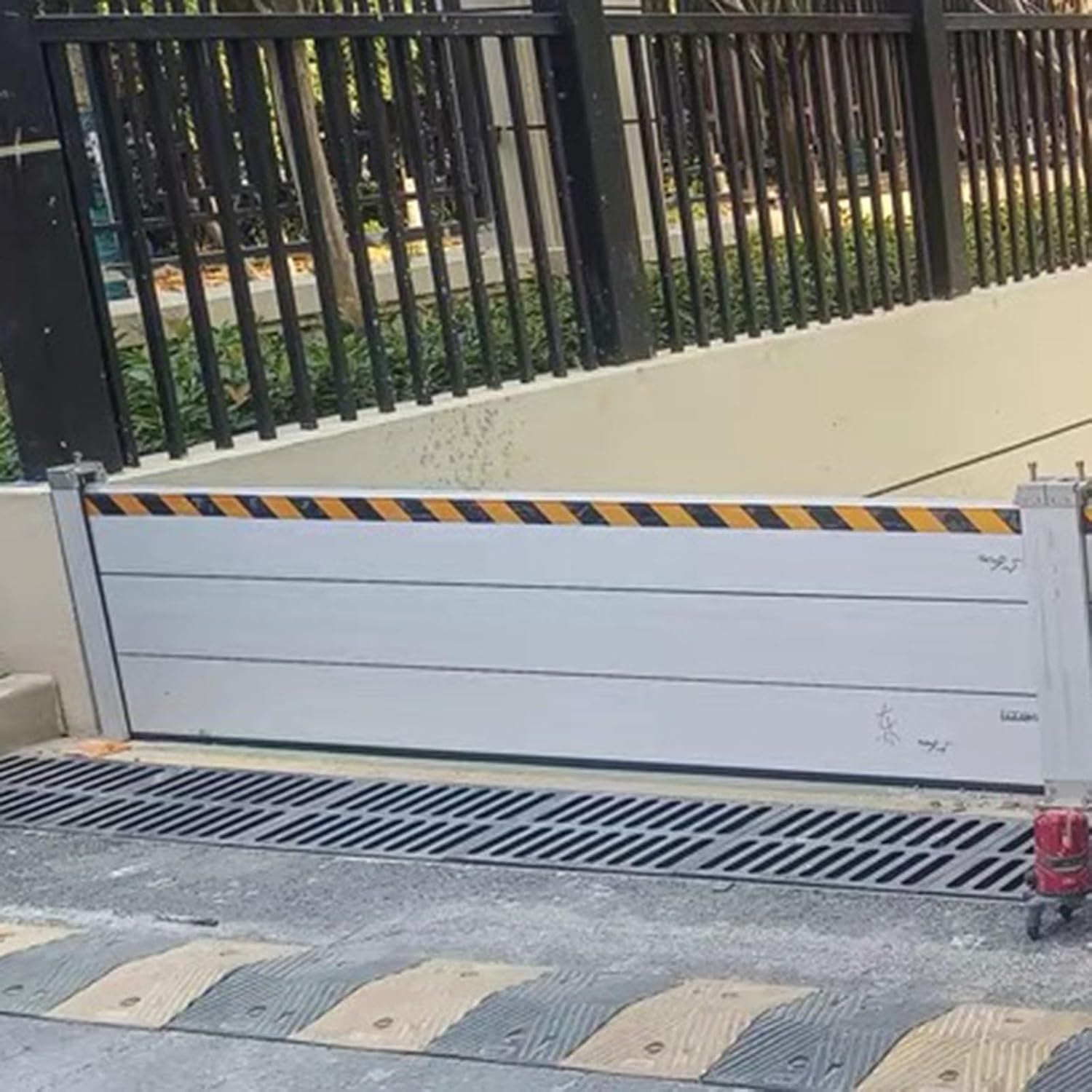 Heavy Duty Water Flood Control Shield Metal Water Barriers for Flooding with Fittings, 2 3 4 5 6 7 7.5 FT Wide Flood Control Protection Baffle/Exterior Door,Silver-h 60cm/23.6in-W 6FT/1.8M