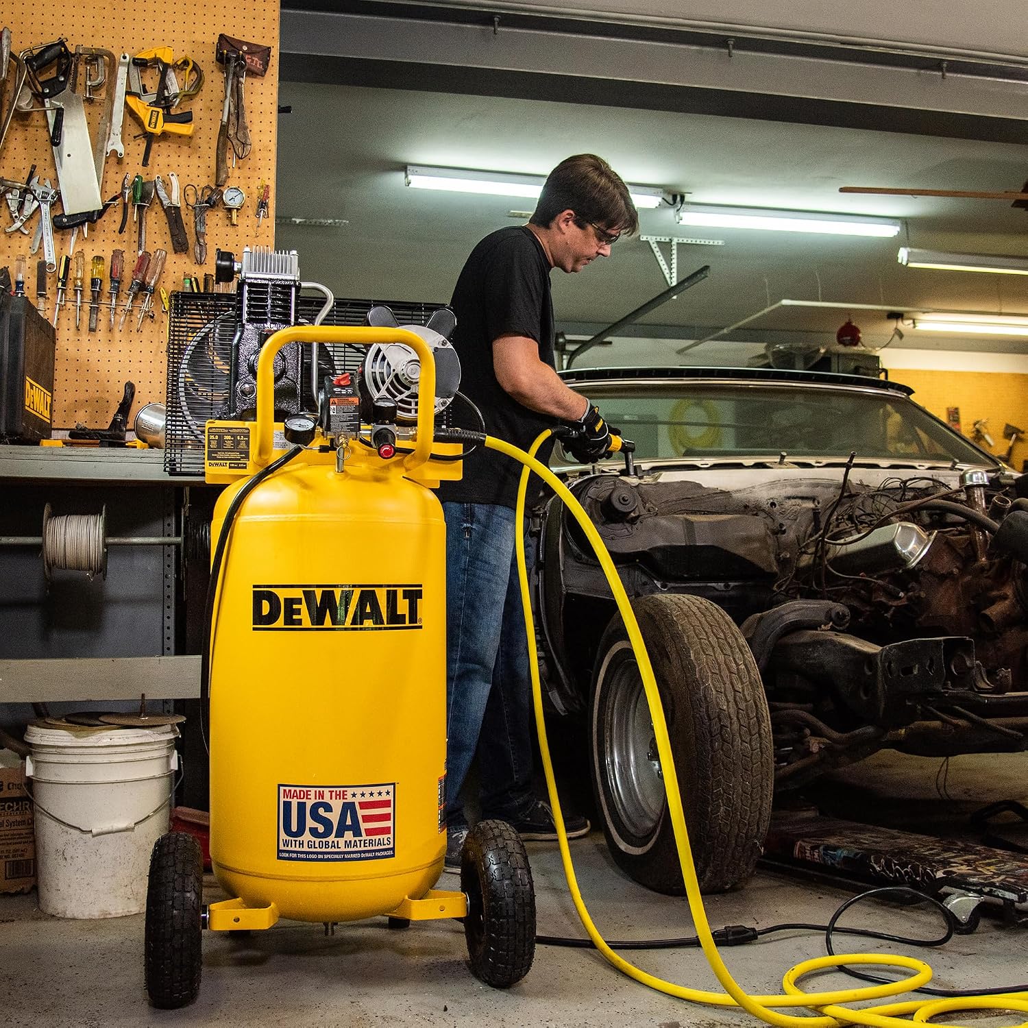 DEWALT 25 Gallon Vertical Air Compressor, Portable, Oil Lubed, Belt Drive, 200 Max PSI, Efficient Portable Air Compressor for Industrial Use, High-Performance 25 Gallon Air Compressor